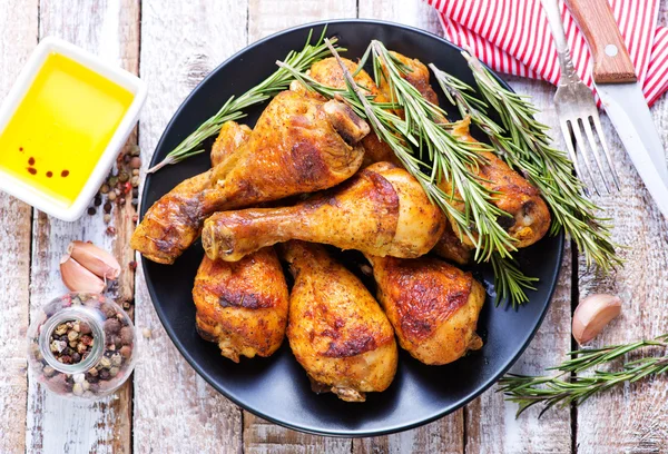 Patas de pollo al horno en plato negro —  Fotos de Stock