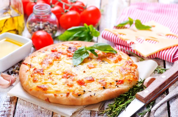 Lezzetli pizza domates ve peynir ile 