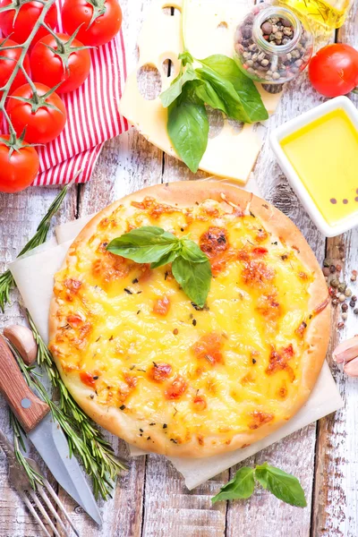 Вкусная пицца с помидорами и сыром — стоковое фото