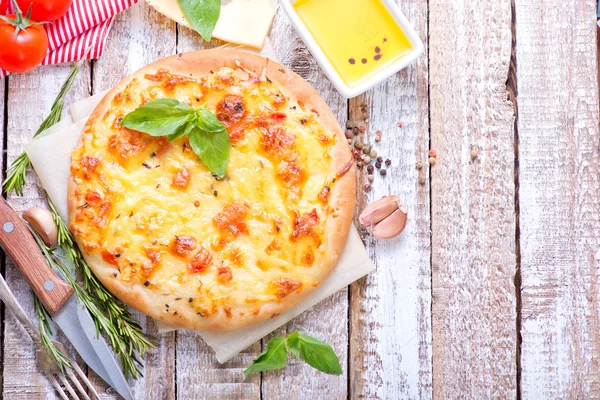 Lezzetli pizza domates ve peynir ile 