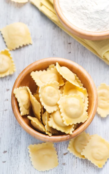 Ravioli crudi e farina in ciotola — Foto Stock