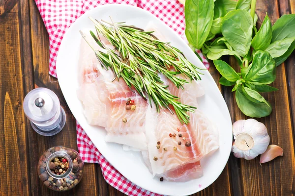 Peixe cru com especiarias e pimenta — Fotografia de Stock