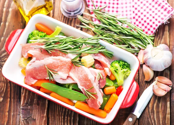 Rohes Fleisch mit Gemüse — Stockfoto