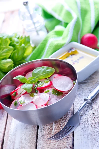 Salada fresca com rabanetes — Fotografia de Stock