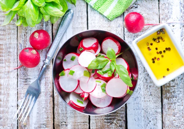 Fresh salad with radishes — Stock Photo, Image