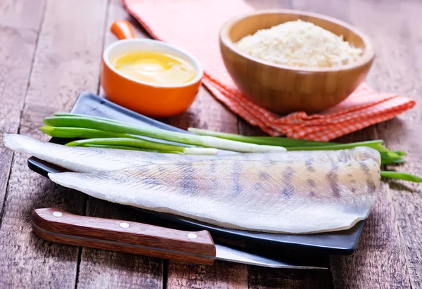 Raw fish with onions — Stock Photo, Image