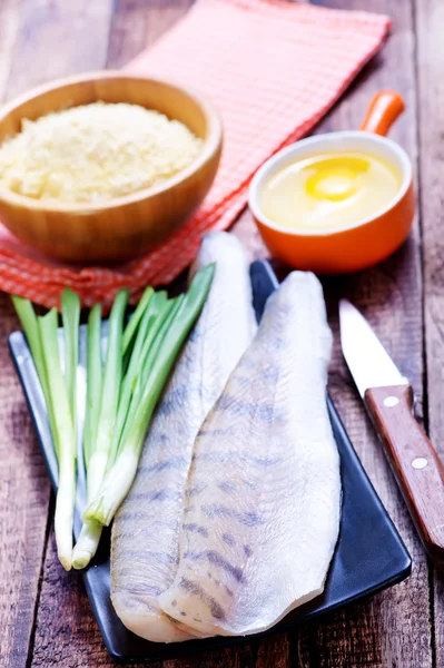 Сырая рыба с луком — стоковое фото