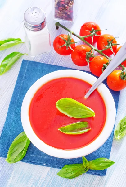 Rajčatová polévka a zralých rajčat — Stock fotografie