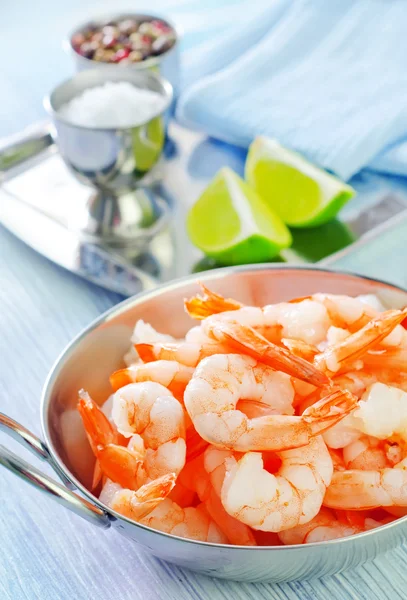 Boiled shrimps in metal bowl — Stock Photo, Image