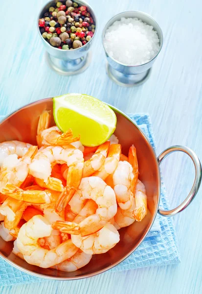 Boiled shrimps in metal bowl — Stock Photo, Image