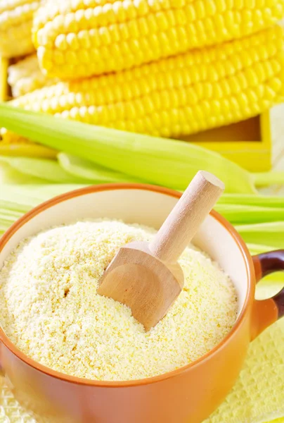 Farinha de milho e espigas de milho — Fotografia de Stock