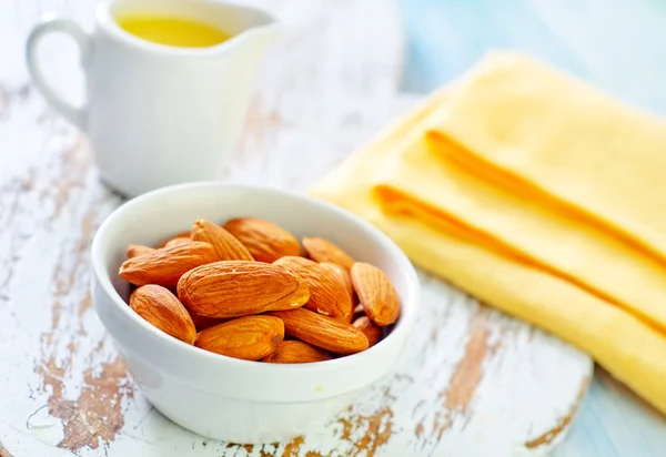 Amandes dans un bol blanc — Photo