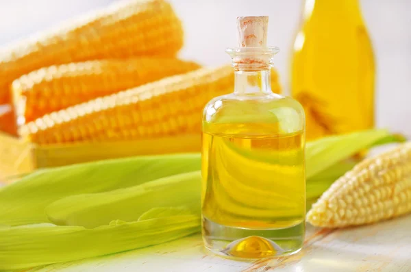 Кукурузное масло и кукурузные уши — стоковое фото
