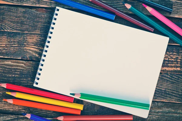 Boş defter ve renk kalemler — Stok fotoğraf