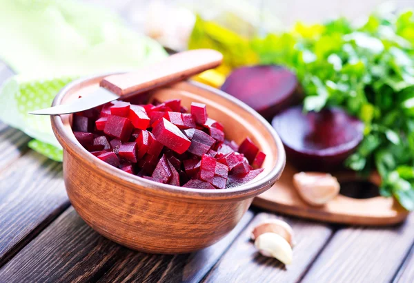 Salada com beterraba fervida em tigela — Fotografia de Stock