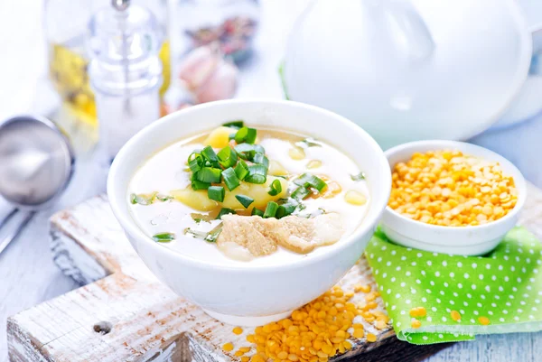 Sopa de lentejas en tazón blanco —  Fotos de Stock