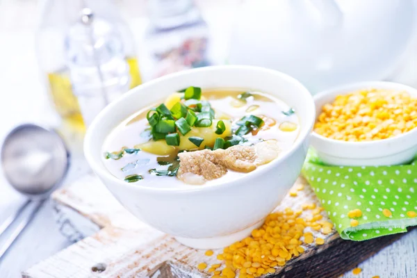 Sopa de lentejas en tazón blanco —  Fotos de Stock