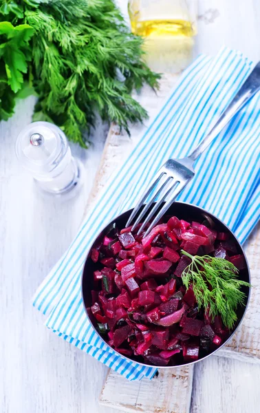 Insalata con barbabietola bollita in ciotola — Foto Stock