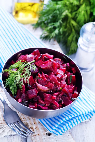 Ensalada con remolacha hervida en un bol — Foto de Stock