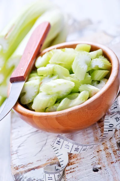 Plátky celeru v bambusové mísa — Stock fotografie