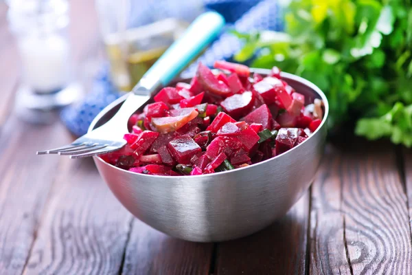 Salade met gekookte bieten in kom — Stockfoto