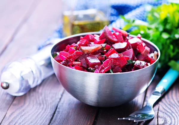 Salada com beterraba fervida em tigela — Fotografia de Stock