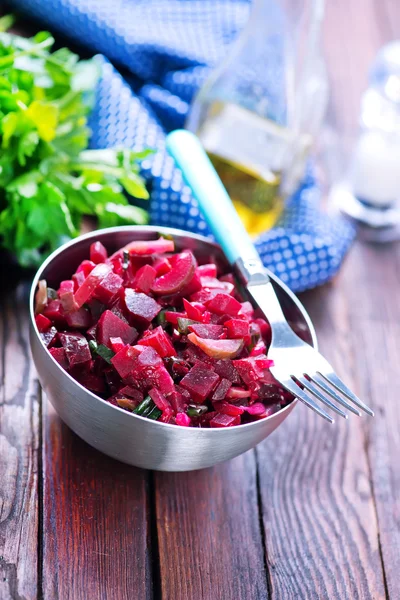 Salade met gekookte bieten in kom — Stockfoto