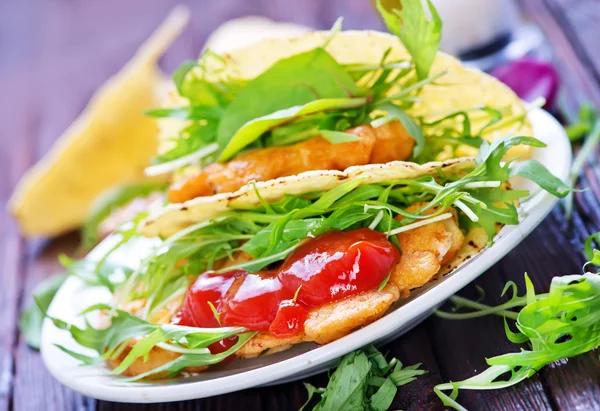 Tavuk ve sebze ile lezzetli tacos 