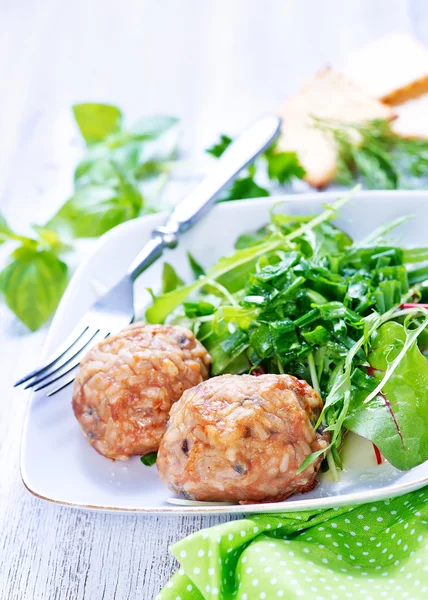 Chuletas con ensalada en plato —  Fotos de Stock