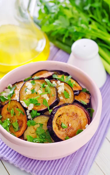 Tasty fried eggplant in bowl — Stock Photo, Image