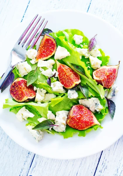 Gezonde salade met kaas en gekonfijte vijgen — Stockfoto