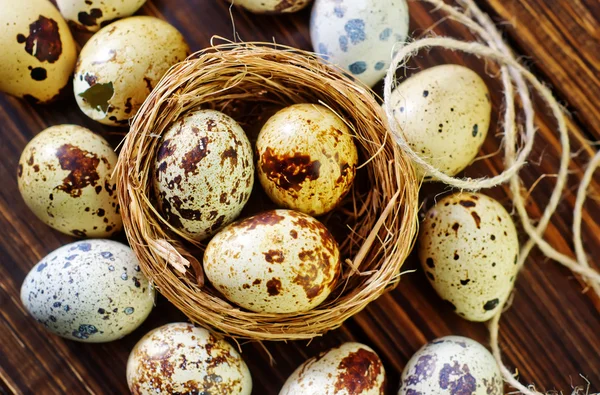 Tahta masadaki bıldırcın yumurtaları. — Stok fotoğraf