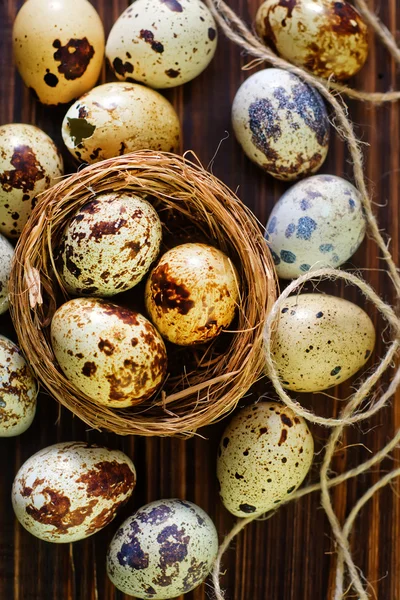 Tahta masadaki bıldırcın yumurtaları. — Stok fotoğraf