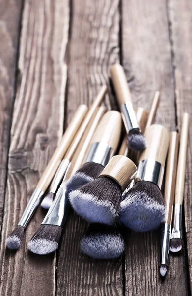 Kosmetikpinsel auf Holztisch — Stockfoto