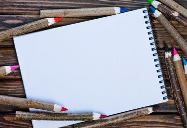 Boş not defteri ve renk kalemler 