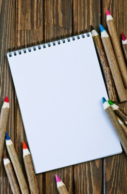 Boş not defteri ve renk kalemler 