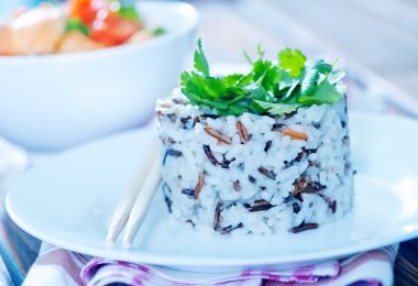 Tabakta kaynamış pirinç 