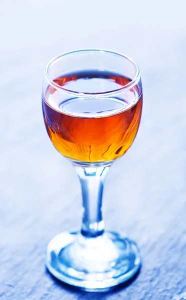 Cognac en verre et sur une table — Photo