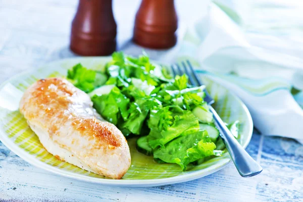 Hühnerbrust mit Salat — Stockfoto