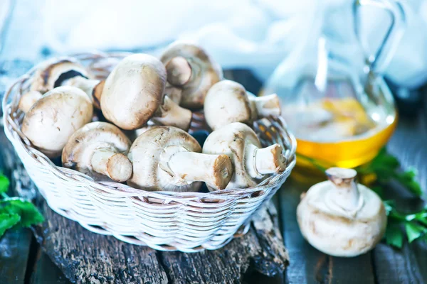 Champignons crus dans le panier — Photo