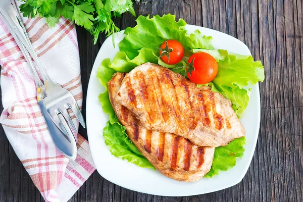 Pechuga de pollo en plato blanco —  Fotos de Stock