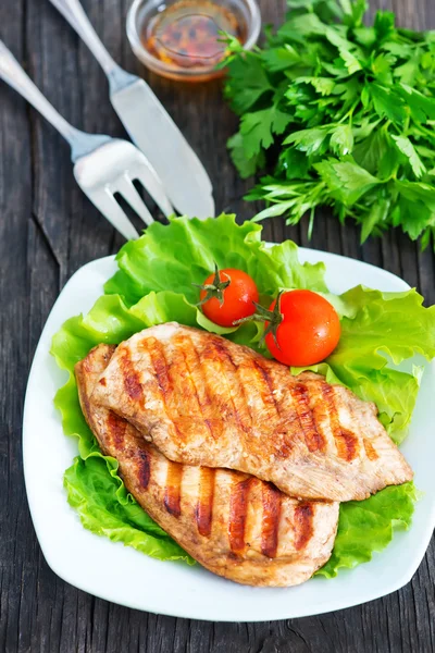 Pechuga de pollo en plato blanco —  Fotos de Stock