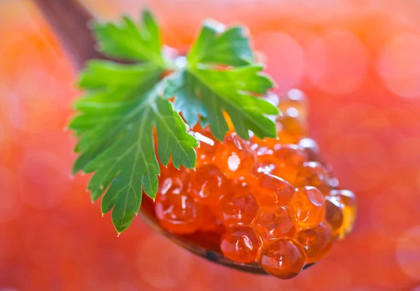 Röd kaviar i sked — Stockfoto