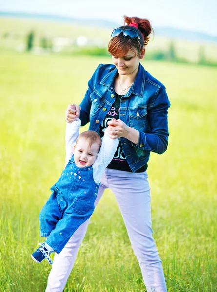 Moeder met kleine dochter outdoors — Stockfoto