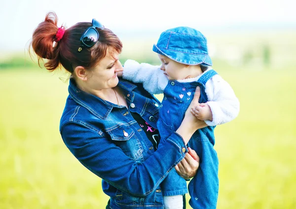 Madre con hija pequeña al aire libre — Foto de Stock