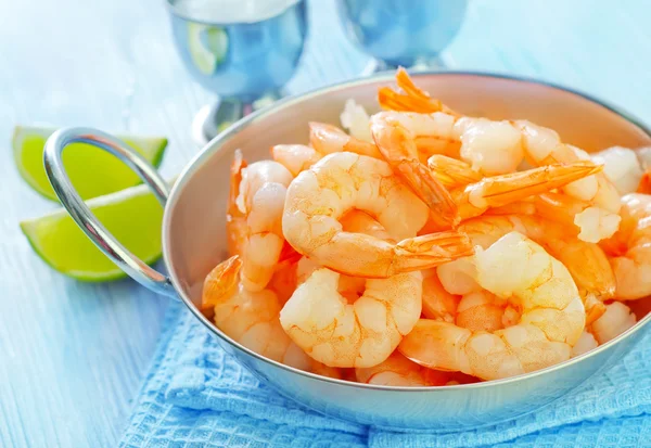 Crevettes savoureuses sur la table — Photo