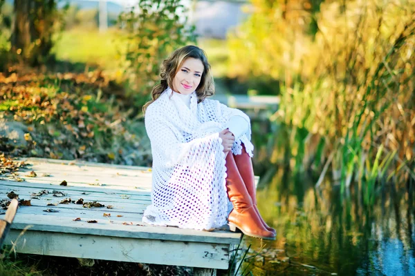 Woman  on wooden pier — Stock Photo, Image