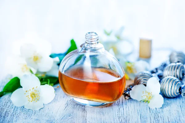 Perfume em garrafa na mesa — Fotografia de Stock