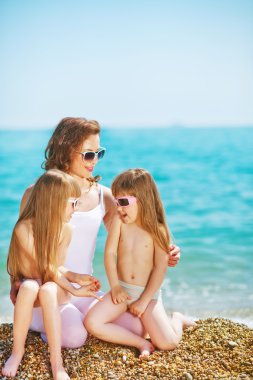 Anneleri ile küçük kızlar