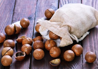 bir tablo üzerinde kahverengi macadamia